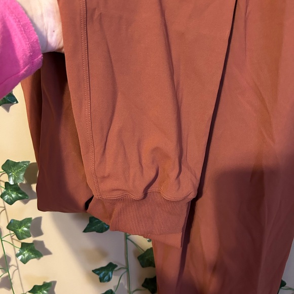 🛑 SOLD~Lululemon On the Fly Joggers - Picture 4 of 10